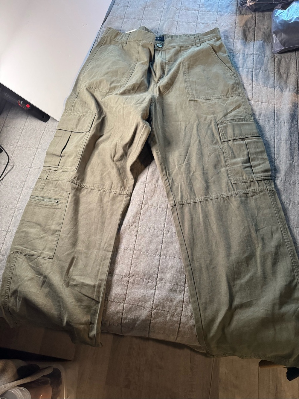 Aeropostale y2k Olive Green Cargo Pants with Multiple Pockets